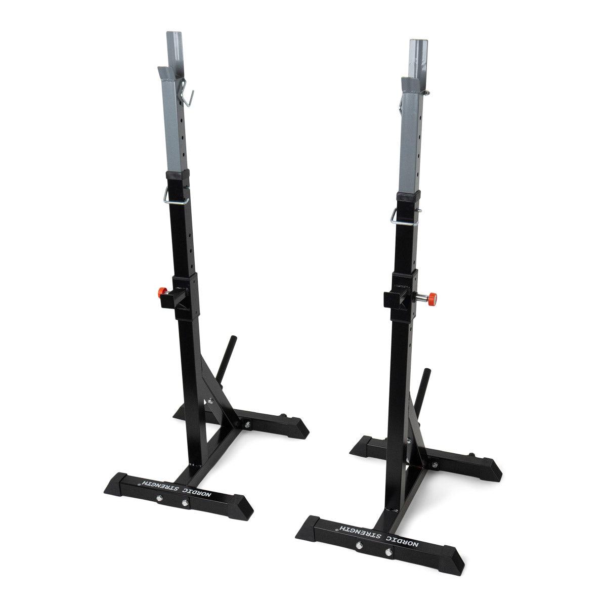 Nordic Strength fritstående squat rack i sort stål med justerbare J-krog holdere