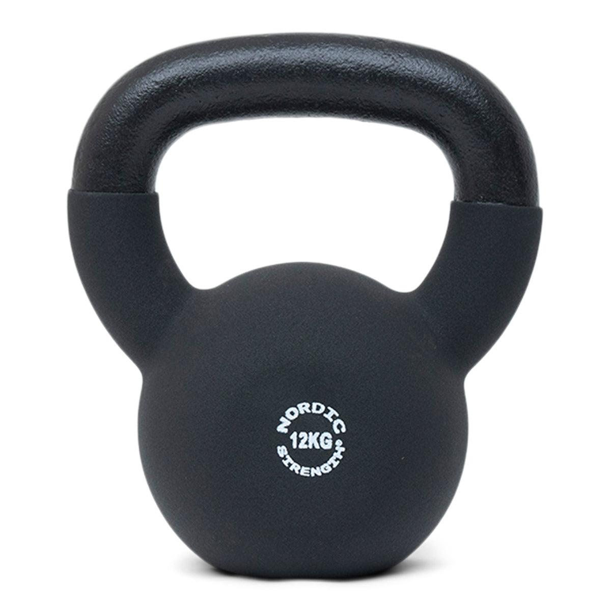 Nordic Strength kettlebell på 12 kg i støbejern med sort neoprenbeklædning